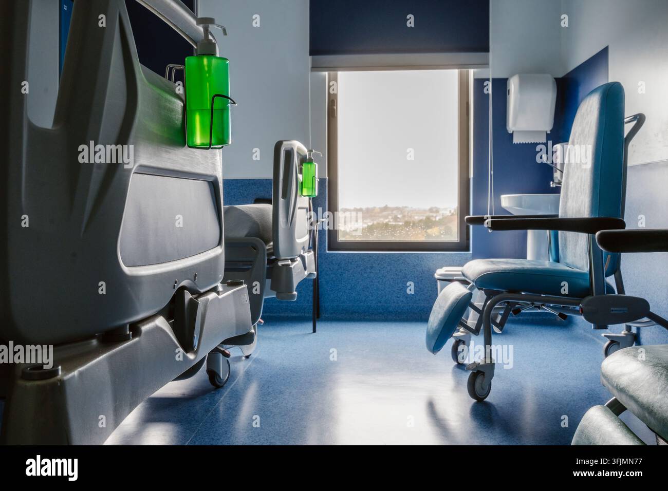 Una camera d'ospedale pulita e moderna progettata per l'assistenza ai pazienti e la convalescenza, Portogallo Foto Stock