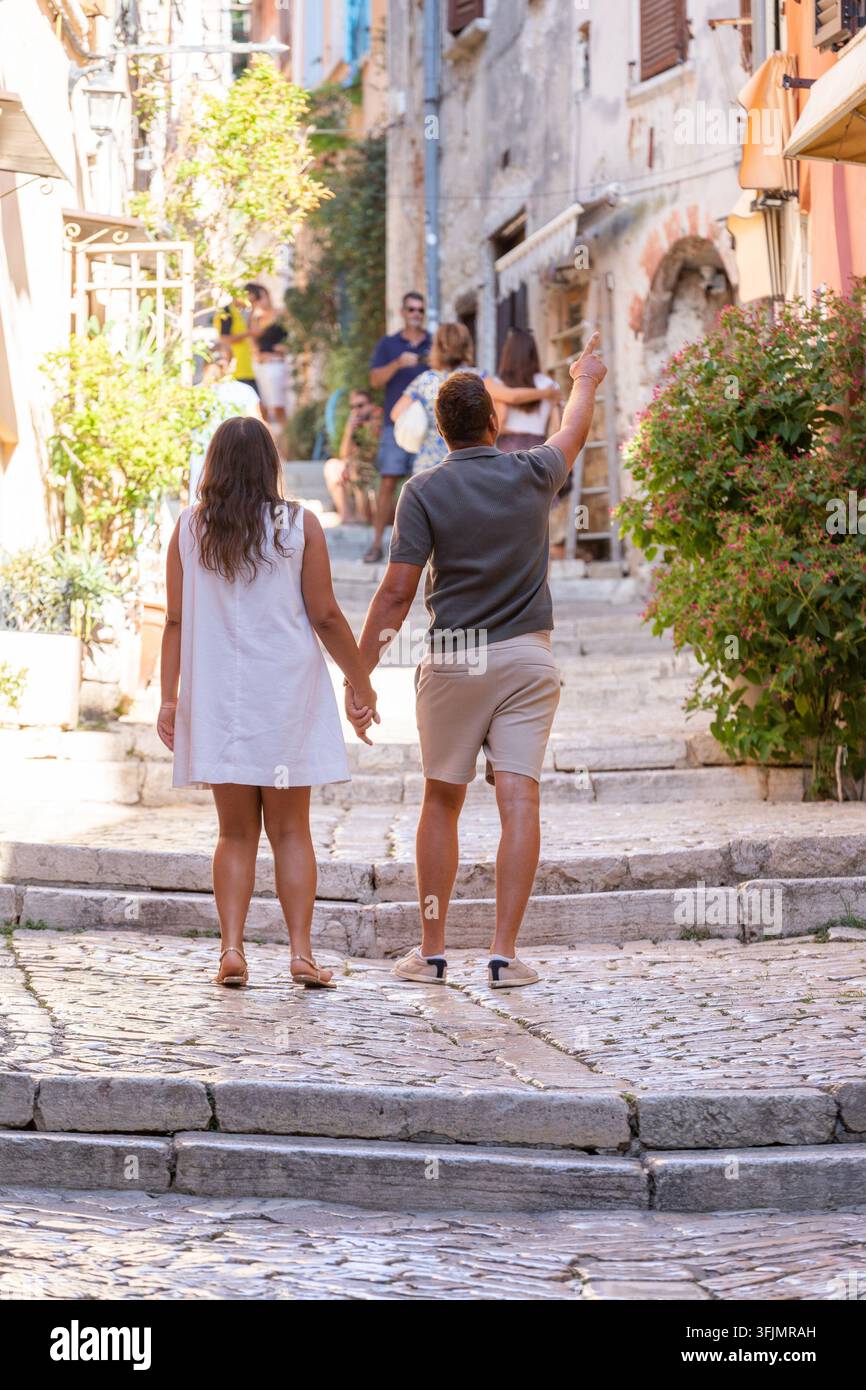 Coppia giovane nella strada della vecchia città di Rovigno Foto Stock