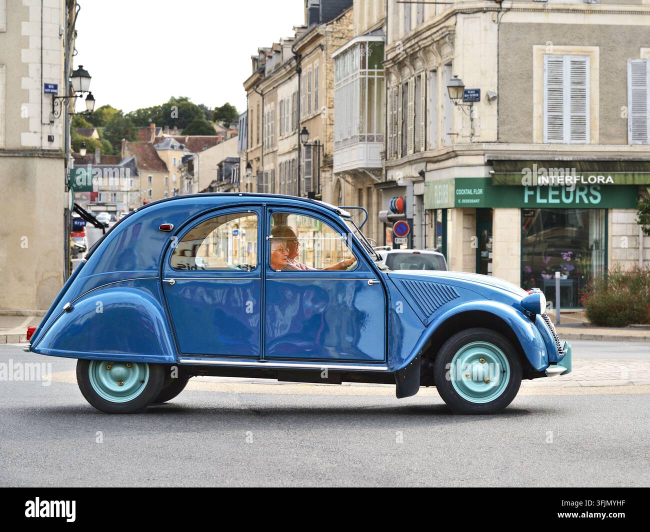 Citroën 2CV dei primi anni '50/'60 (senza finestrino del quarto posteriore) a una mostra di auto d'epoca - Le Blanc, Indre (37), Francia. Foto Stock
