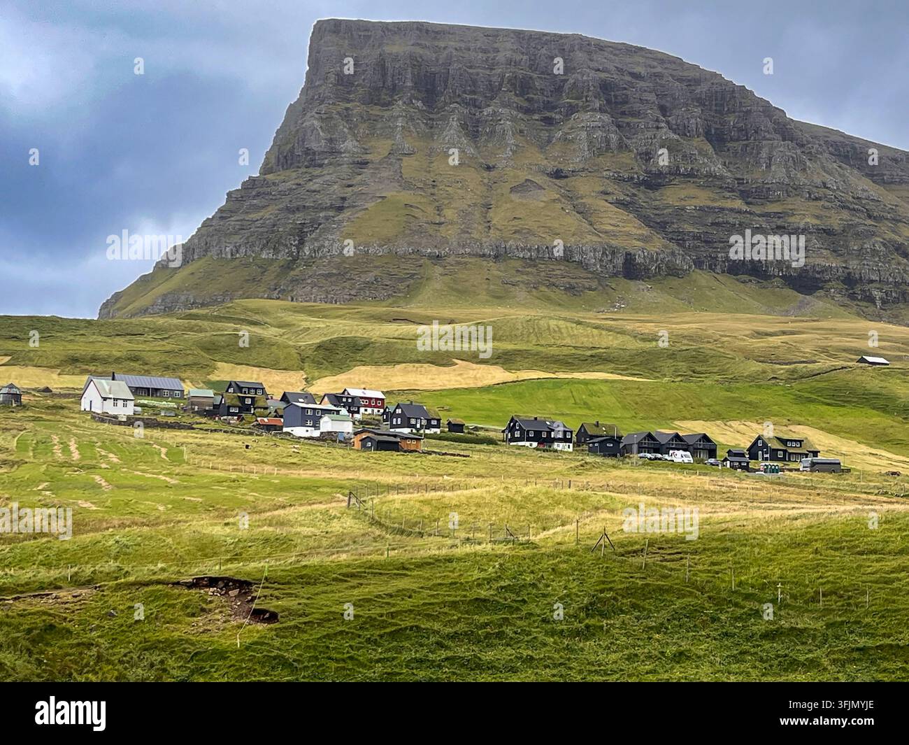 Una vista spettacolare del villaggio di Gasadalur sull'isola di Vagar nelle Isole Fær Øer. Foto Stock