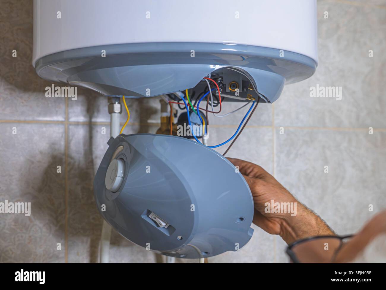 Installazione e regolazione di un meccanismo di scarico della cisterna nascosto da un idraulico.jpg - 3FJN Foto Stock