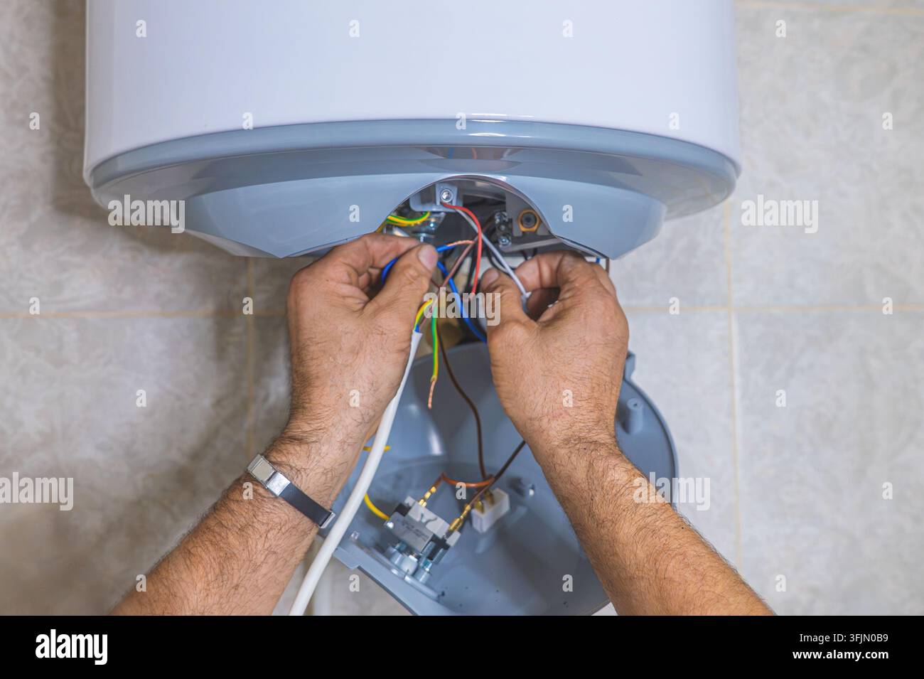 Idraulico che installa componenti interni del serbatoio del water durante l'installazione dell'impianto idraulico del bagno.jpg - 3F Foto Stock