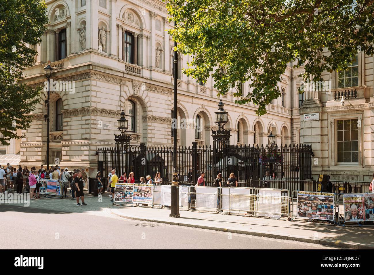 Londra, Inghilterra, Regno Unito, 14 agosto 2026. Vista dei cancelli di sicurezza all'ingresso di Downing Street su Whitehall con turisti che passano davanti in una giornata luminosa Foto Stock