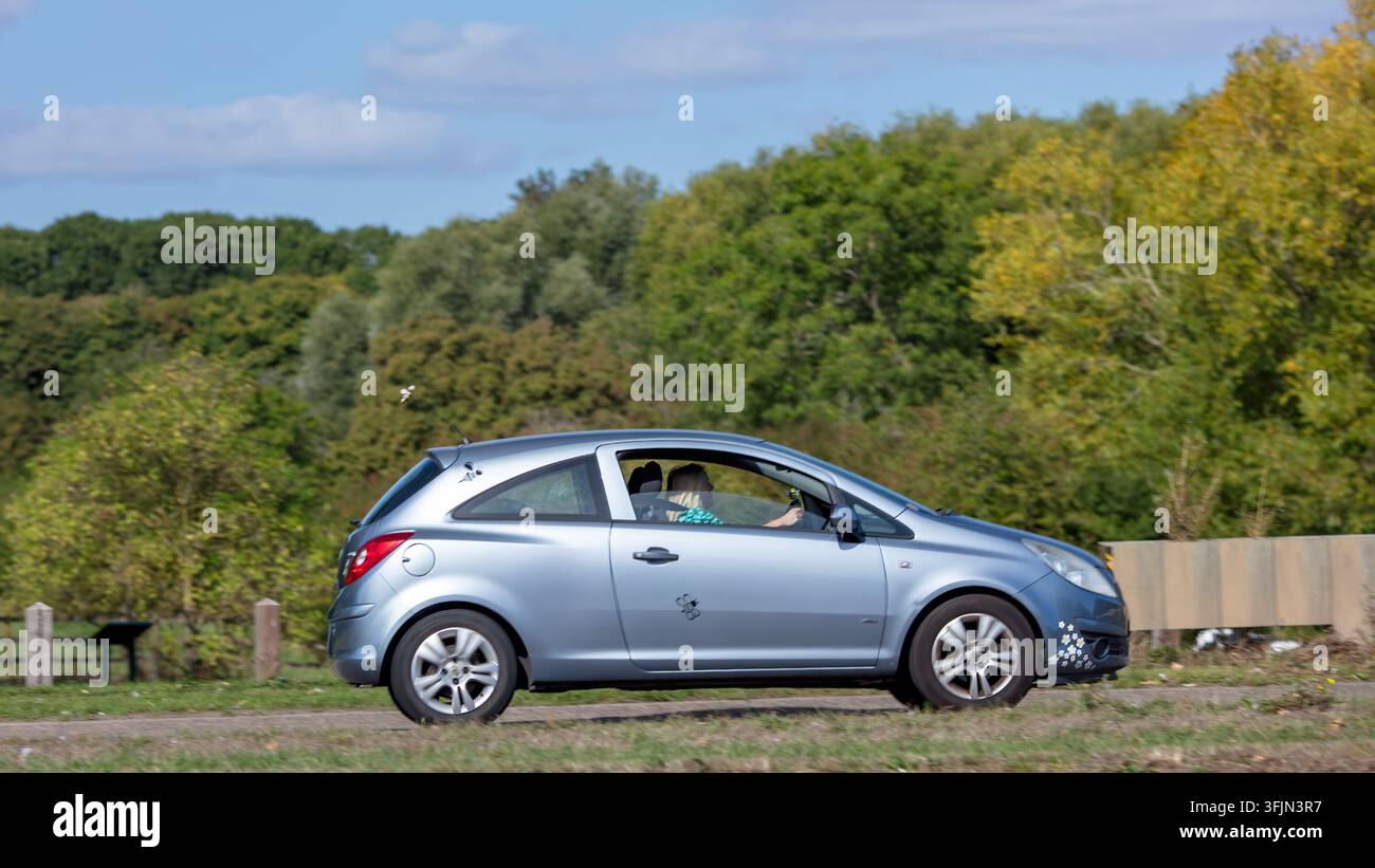 Milton Keynes; UK - 20 settembre 2026: Auto Vauxhall Corsa del 2008 in corsa su una strada britannica Foto Stock