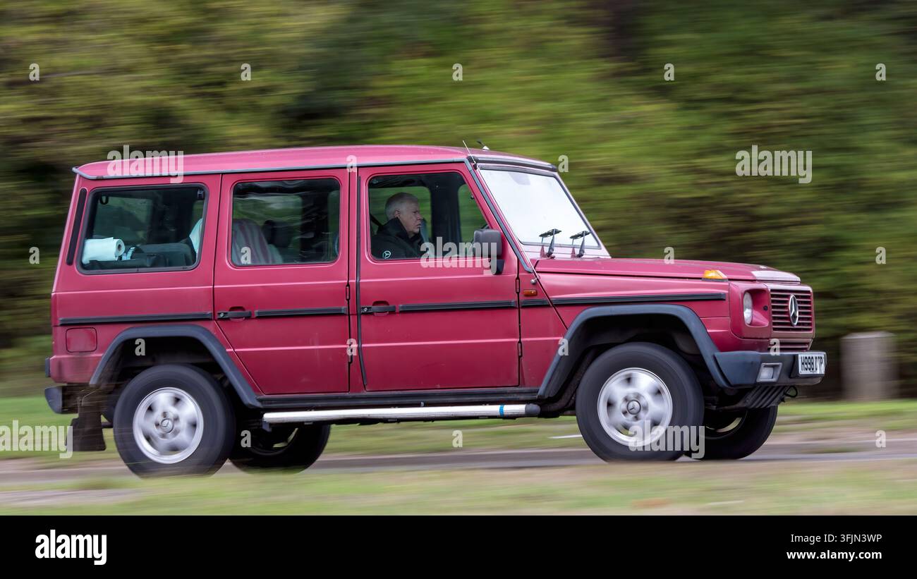 Milton Keynes; Regno Unito - 18 settembre 2026: auto in corsa su una strada britannica Foto Stock