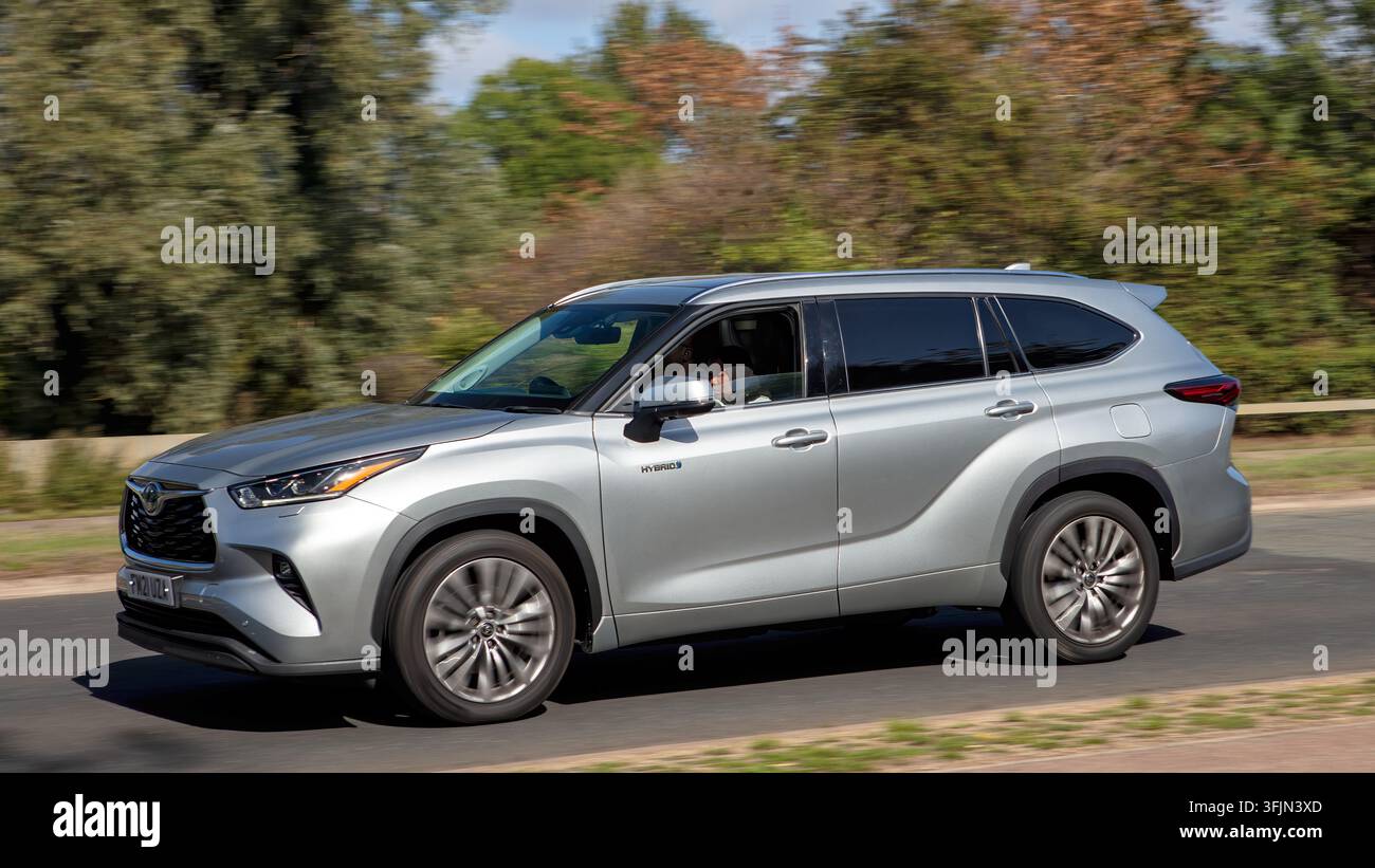 Milton Keynes; Regno Unito - 18 settembre 2021 auto ibrida elettrica Toyota Highlander Excel argentata in corsa su una strada britannica Foto Stock