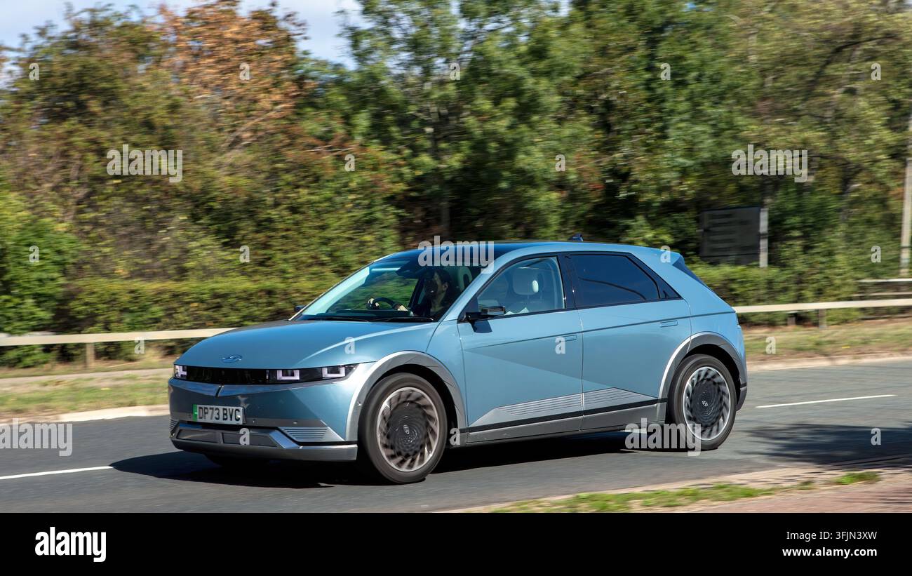 Milton Keynes; Regno Unito - 18 set. 2026: Auto elettrica Hyundai Ionic 5 edizione Namsan 2024 in corsa su una strada britannica Foto Stock