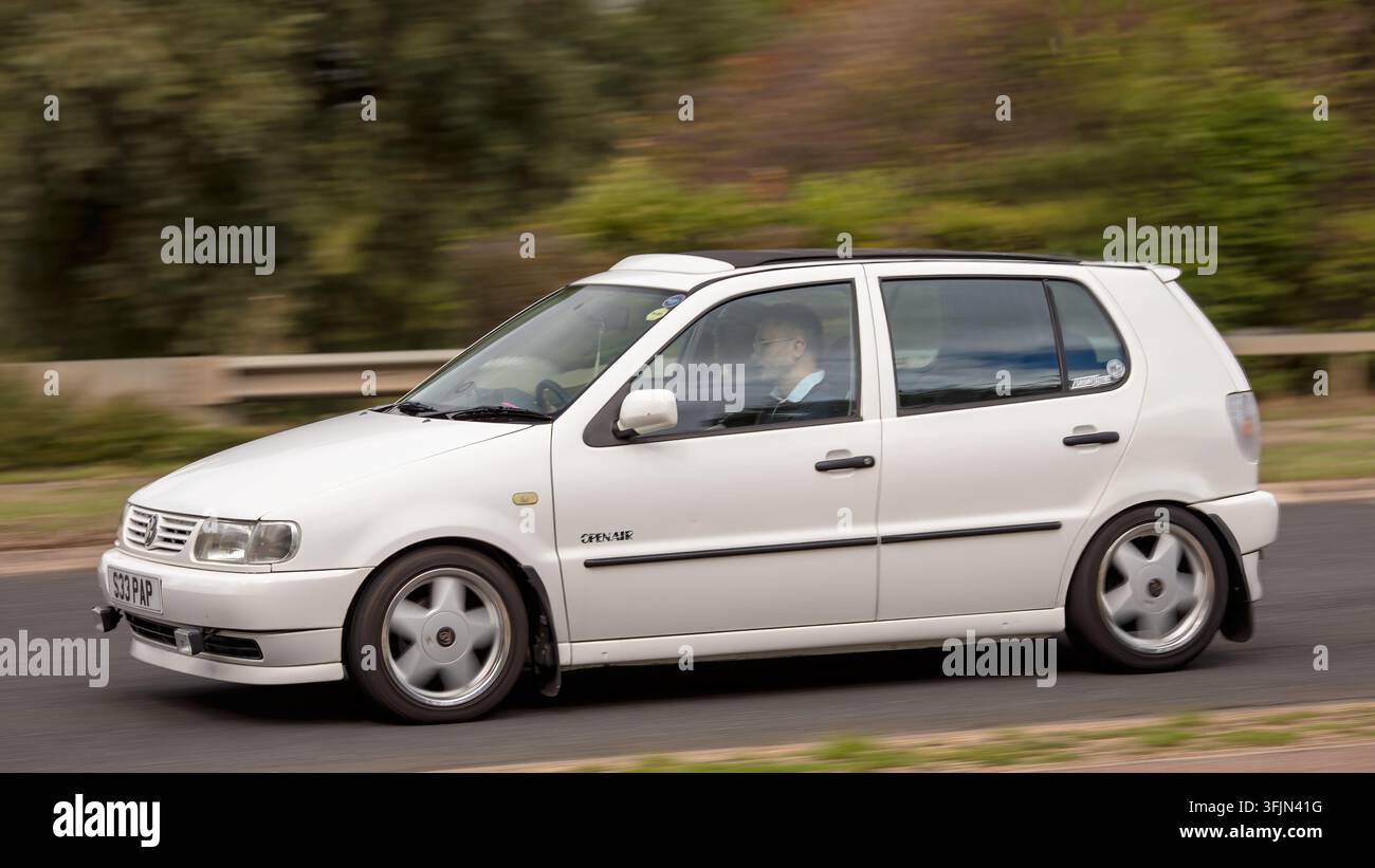 Milton Keynes; Regno Unito - 18 settembre 2026: Automobile bianca Volkswagen Polo hatchback del 1999 in corsa su una strada britannica Foto Stock