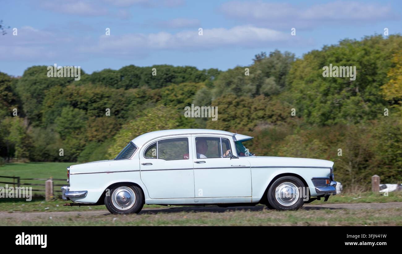 Milton Keynes; Regno Unito - 20 settembre 2026: Auto classica Humber Hawk del 1964 in corsa su una strada britannica Foto Stock