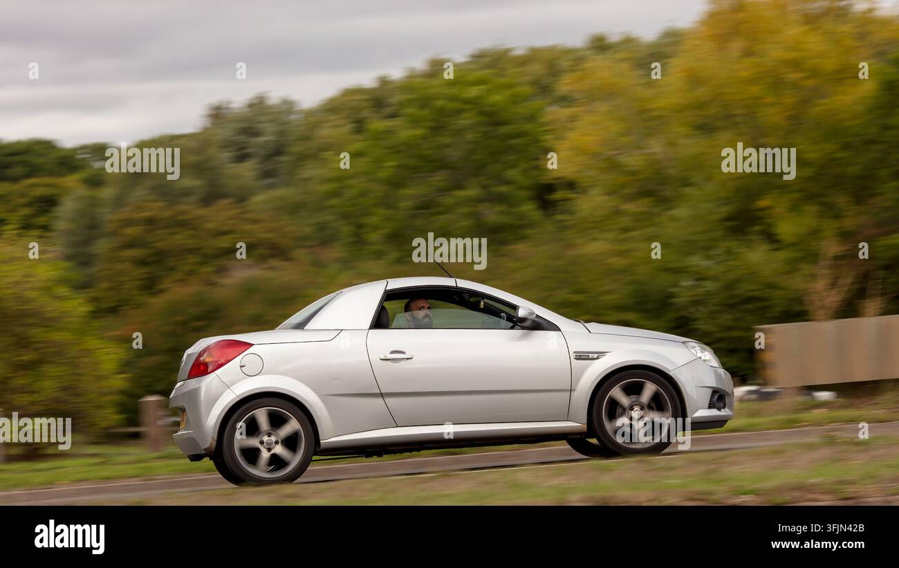 Milton Keynes; Regno Unito - 18 settembre 2026: Auto Vauxhall Tigra argentata del 2009 in corsa su una strada britannica Foto Stock