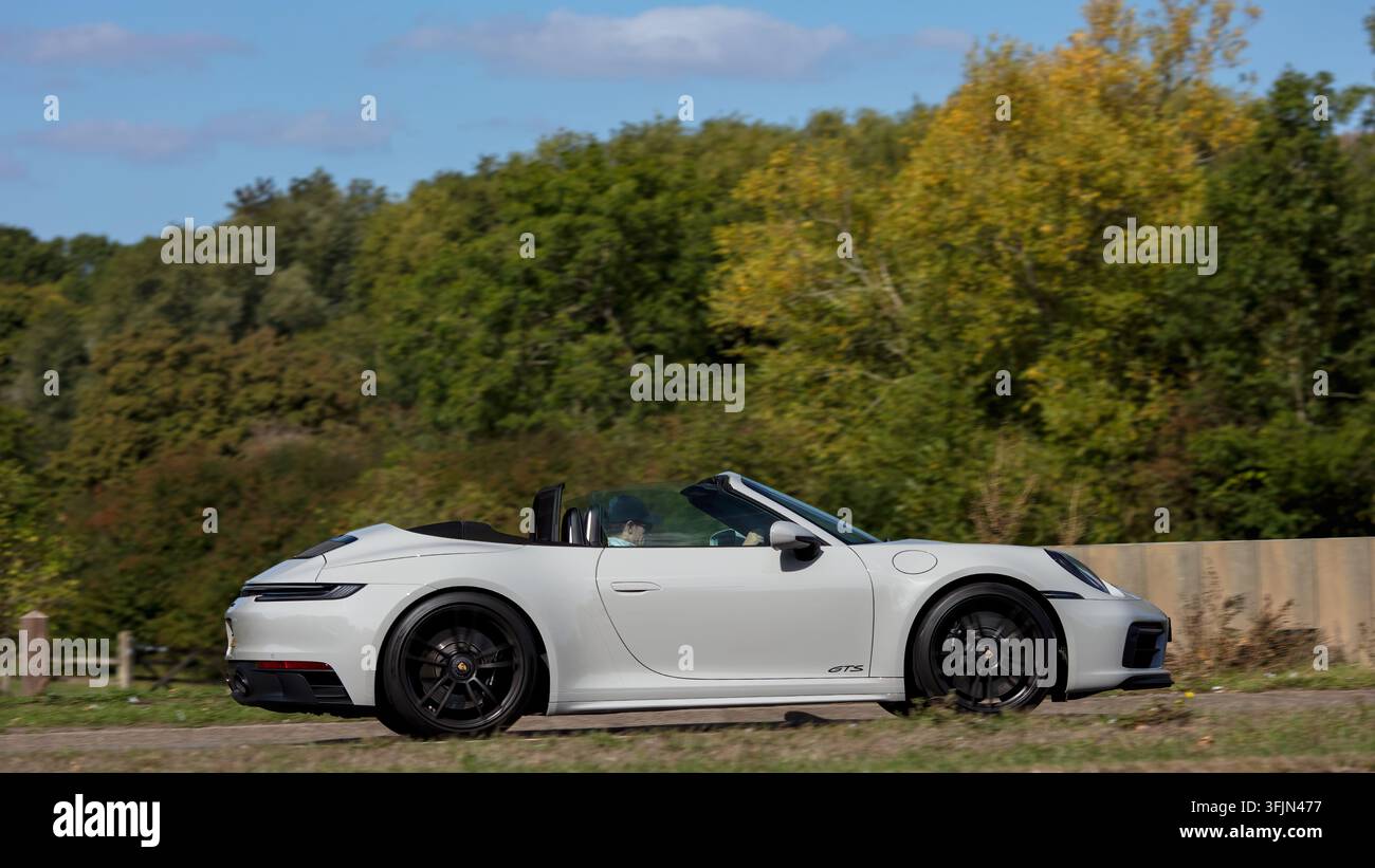 Milton Keynes; Regno Unito - 20 settembre 2026: Porsche 911 Carrera GTS bianca 3031 in corsa su una strada britannica Foto Stock