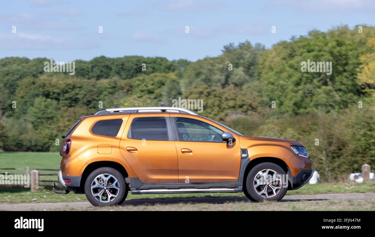 Milton Keynes; Regno Unito - 20 settembre 2026: auto Dacia Duster arancione del 2019 in corsa su una strada britannica Foto Stock
