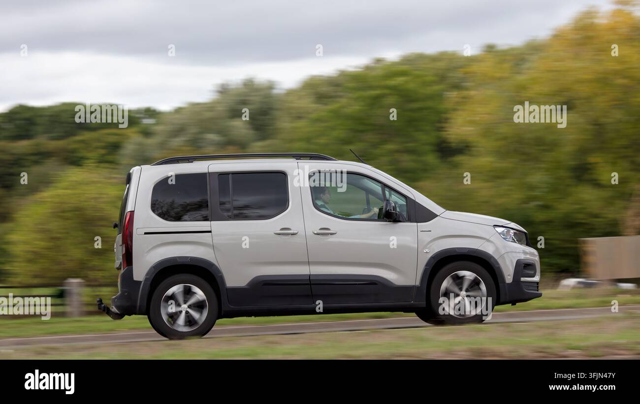 Milton Keynes; Regno Unito - 18 settembre 2026: Auto Peugeot Rifter 2020 in corsa su una strada britannica Foto Stock