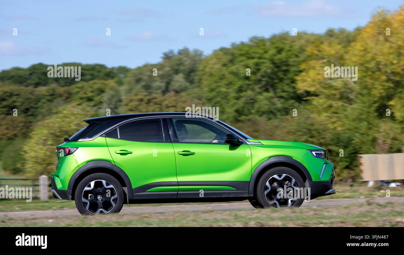 Milton Keynes; Regno Unito - 20 settembre 2026:  auto Vauxhall Mokka verde del 2024 in corsa su una strada britannica Foto Stock