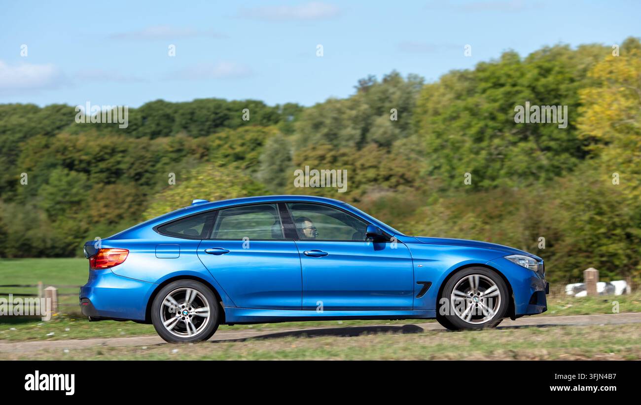 Milton Keynes; Regno Unito - 20 settembre 2026: Auto BMW Serie 3 320i M Sport GT blu del 2014 in corsa su una strada britannica Foto Stock