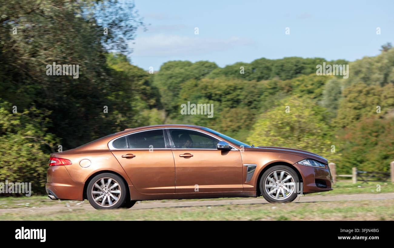 Milton Keynes; Regno Unito - 20 settembre 2026: Auto Jaguar XF diesel del 2012 in corsa su una strada britannica Foto Stock