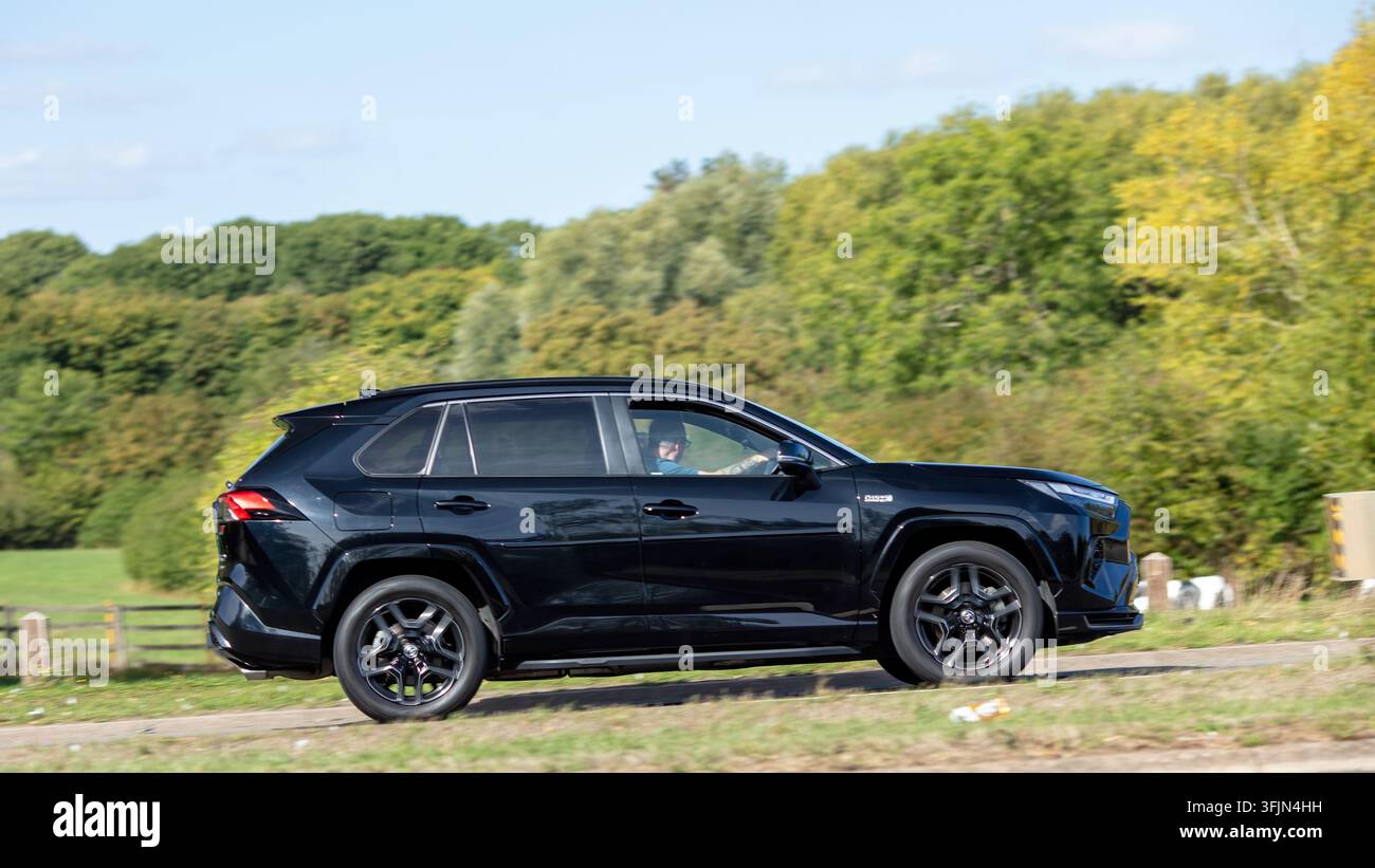 Milton Keynes; UK - 20 settembre 2026: Auto ibrida elettrica Toyota Rav4 gr sport nera del 2024 in corsa su una strada britannica Foto Stock