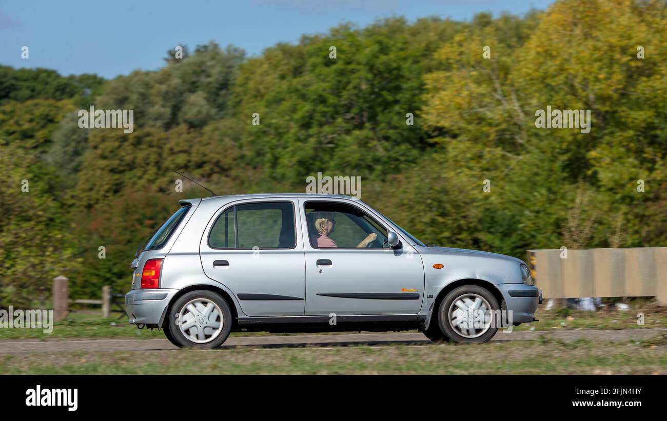 Milton Keynes; Regno Unito - 20 settembre 2026: Autovettura Nissan Micra hatchback argento del 2000 in corsa su una strada britannica Foto Stock