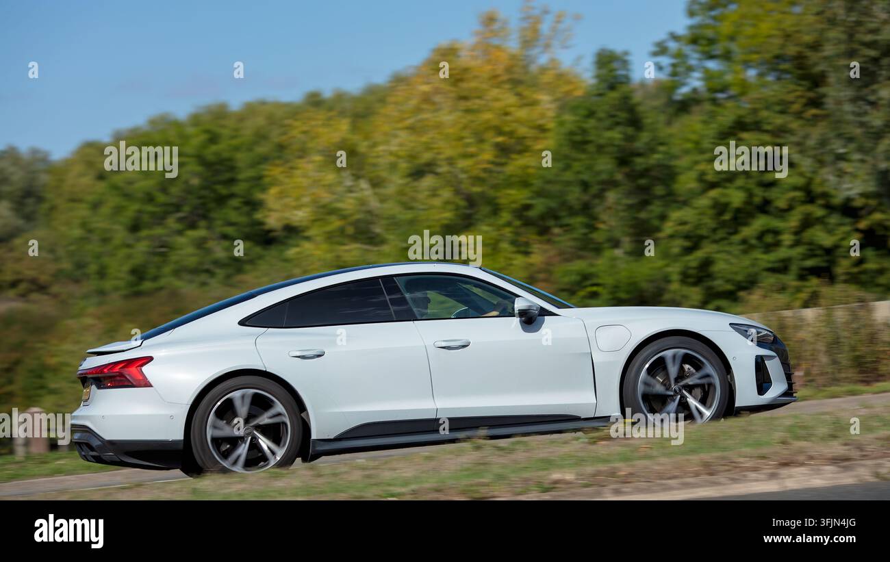 Milton Keynes; Regno Unito - 20 settembre 2026: Auto elettrica Audi e-tron gt quattro bianca del 2023 in corsa su una strada britannica Foto Stock