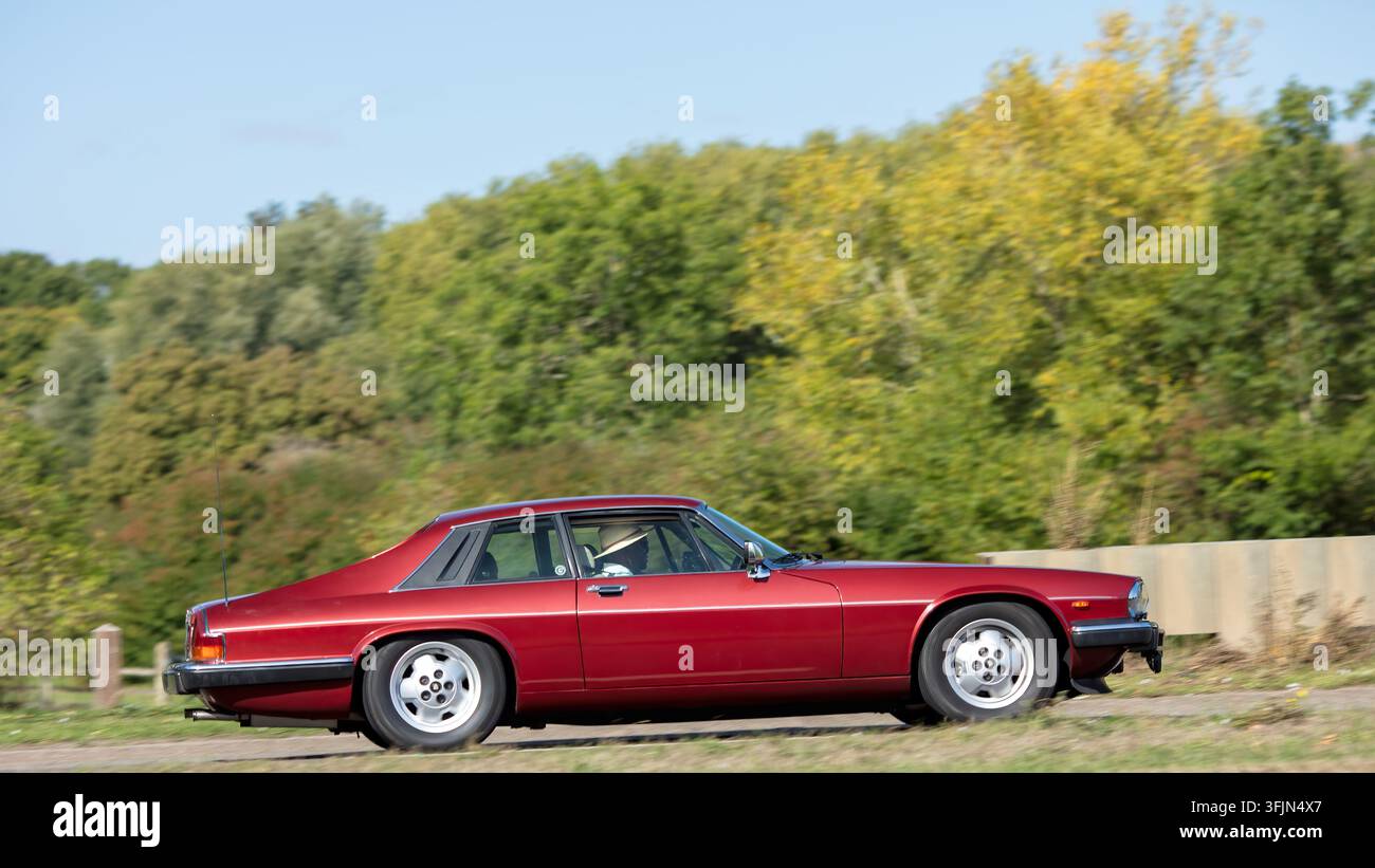 Milton Keynes; Regno Unito - 20 settembre 2026: Automobile classica Jaguar XJS degli anni '80, rossa, del 1987, in corsa su una strada britannica Foto Stock
