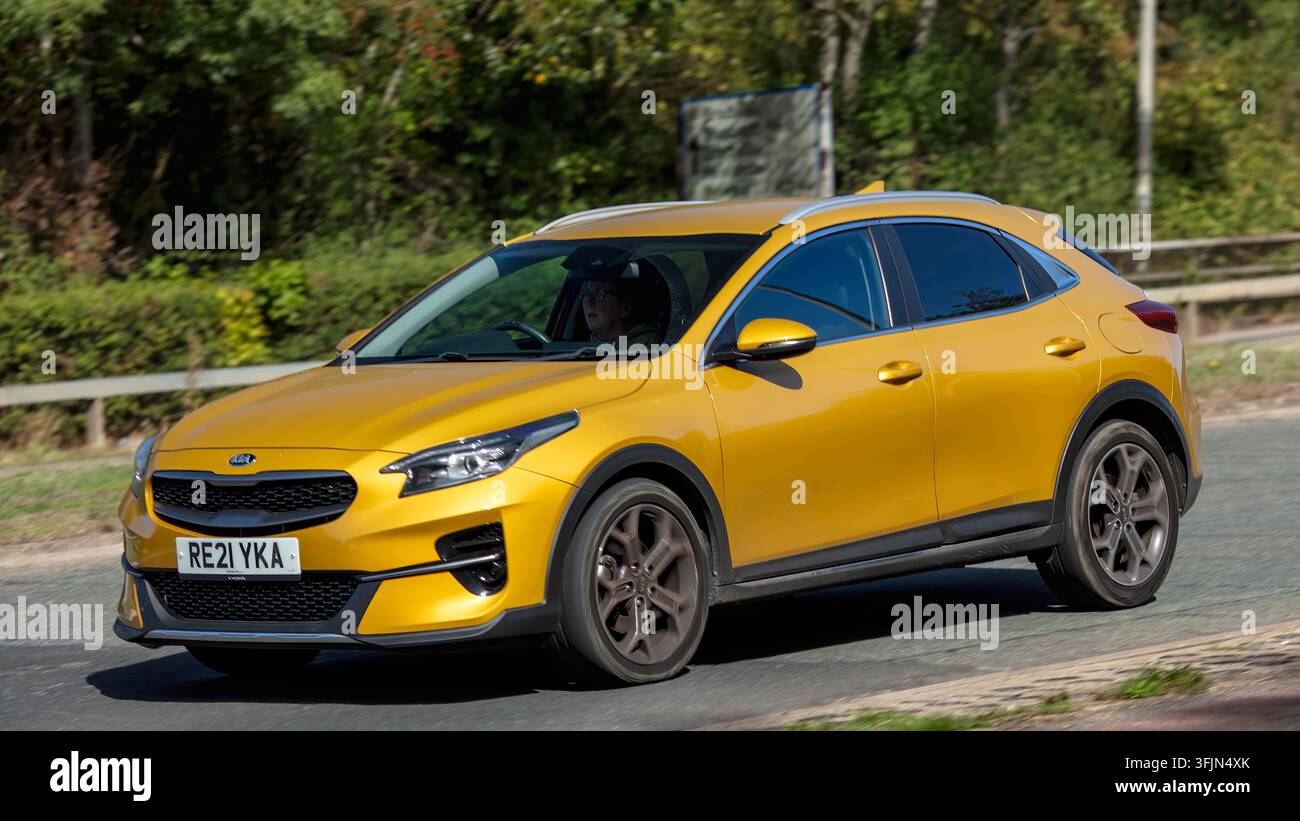 Milton Keynes; UK - 20 settembre 2026: Auto 2021 Xceed Edition Isg in corsa su una strada britannica Foto Stock