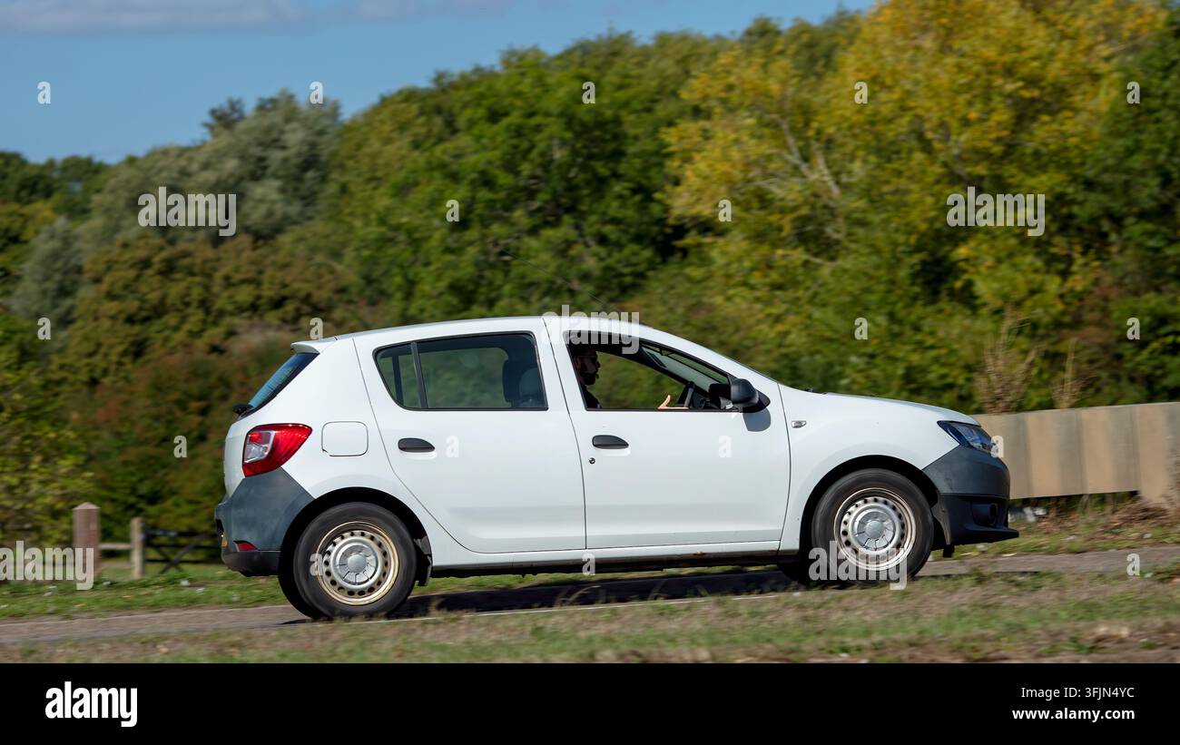 Milton Keynes; Regno Unito - 20 settembre 2026: Auto bianca Dacia Sandero hatchback del 2014 in corsa su una strada britannica Foto Stock