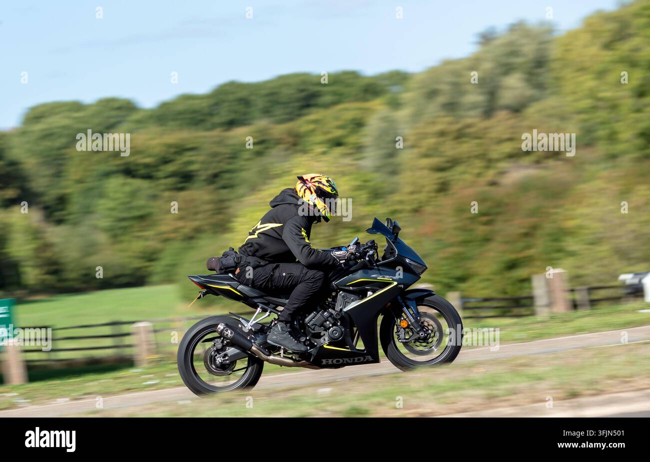 Milton Keynes; UK - 20 settembre 2026: Uomo in sella a una motocicletta Honda CBR 650 del 2026 che guida su una strada britannica Foto Stock