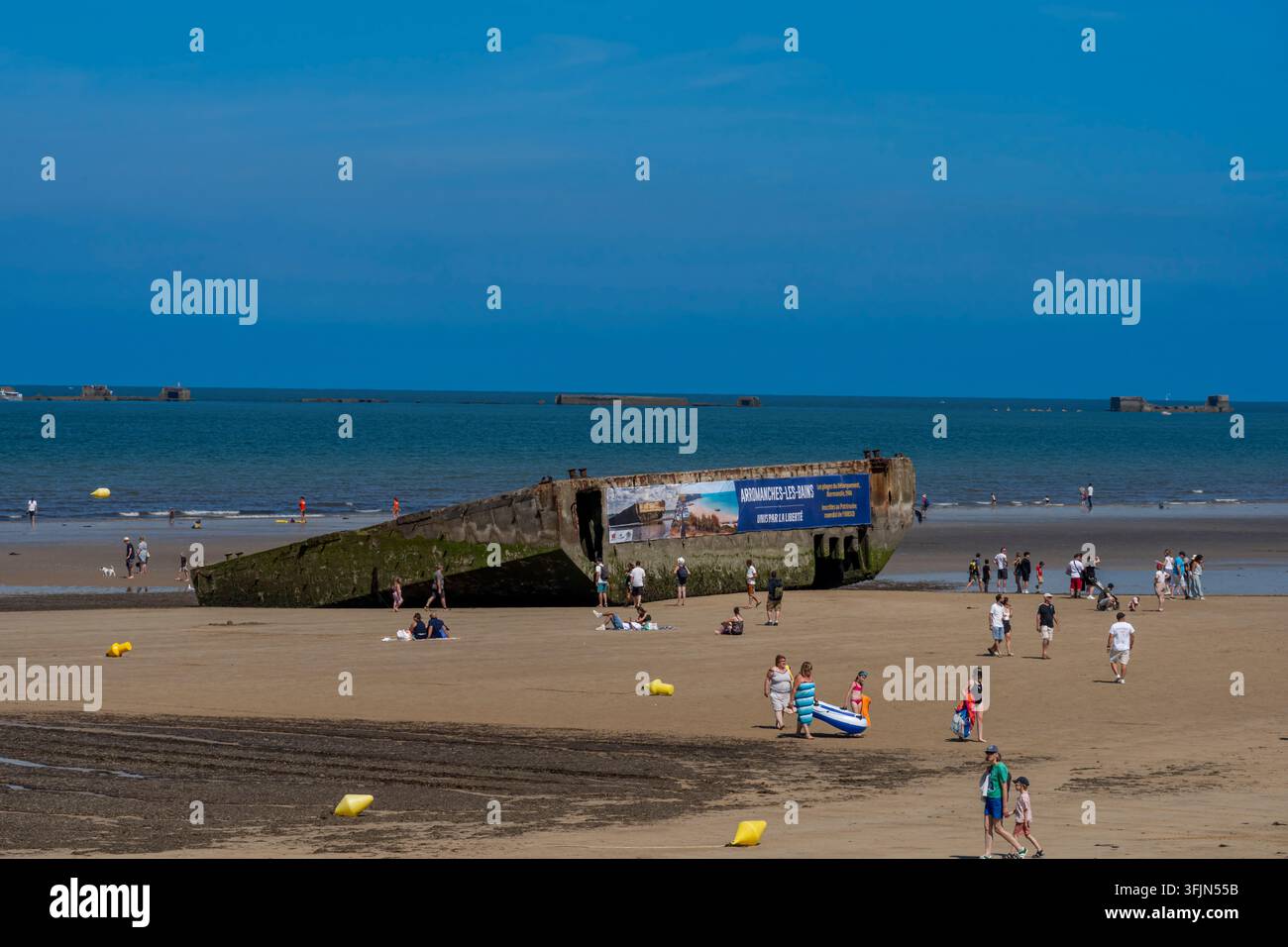 Arromanches-les-Bains, Francia - 08 10 2026: Spiagge dello sbarco in Normandia del D-Day. Vista panoramica di un blockhaus con sabbia della spiaggia, persone, mare, artificiale p Foto Stock