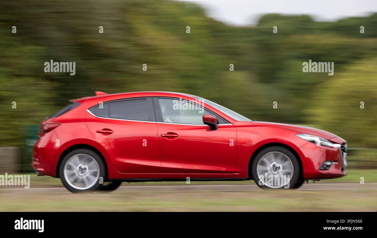 Milton Keynes; Regno Unito - 13 set. 2026: Auto Mazda 3 rossa del 2018 in corsa su una strada britannica Foto Stock