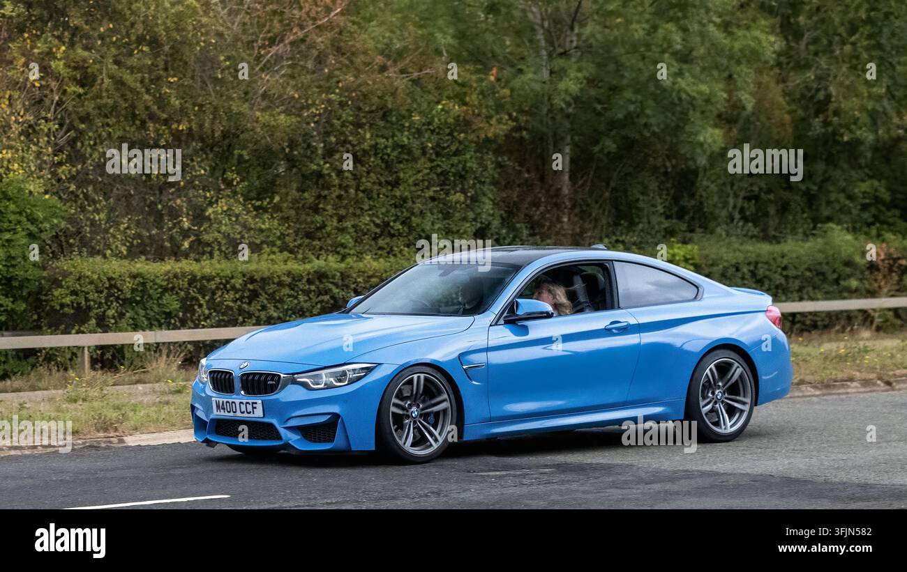 Milton Keynes; Regno Unito - 13 settembre 2026:  Auto BMW M4 blu del 2019 in corsa su una strada britannica Foto Stock