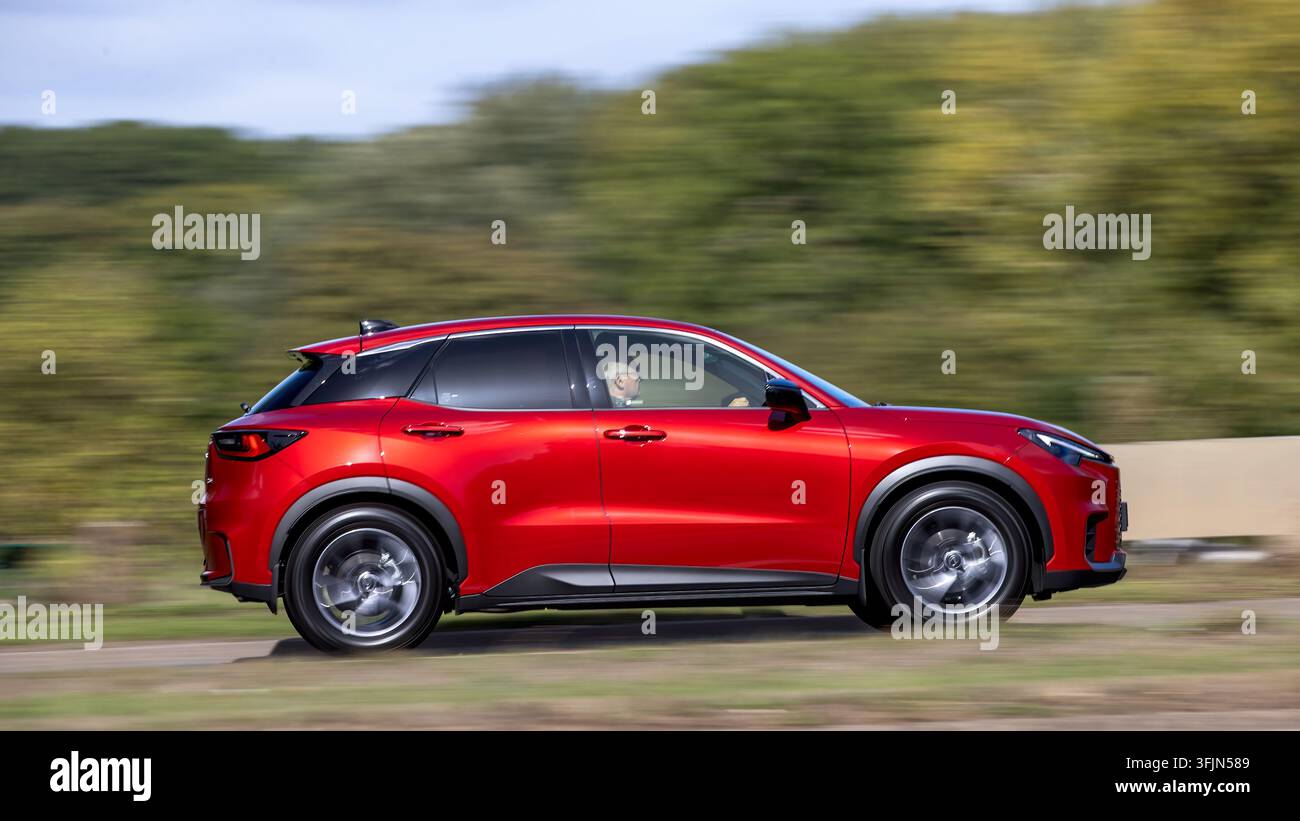 Milton Keynes; Regno Unito - 18 settembre 2026: Auto rossa Lexus LBX premium CVT del 2026 in corsa su una strada britannica Foto Stock