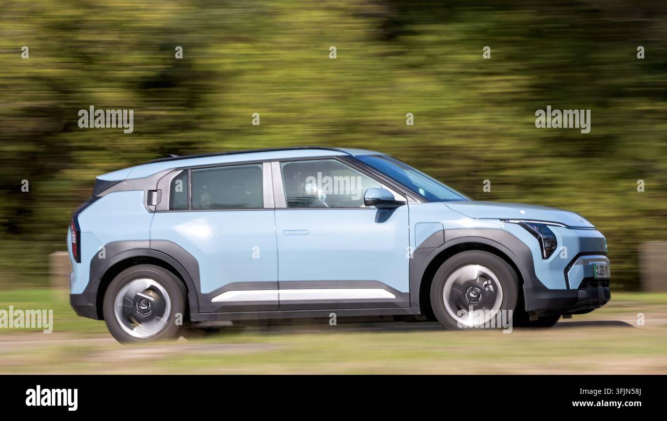 Milton Keynes; Regno Unito - 18 settembre 2026: Auto elettrica Kia EV3 Air blu del 2026 in strada britannica Foto Stock
