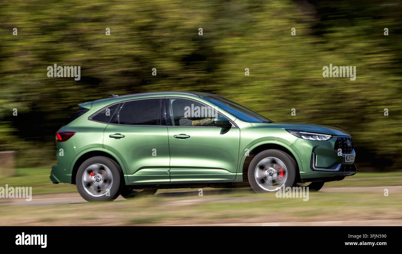 Milton Keynes; Regno Unito - 18 settembre 2026: Auto ibrida elettrica verde Ford Kuga del 2025 in corsa su una strada britannica Foto Stock