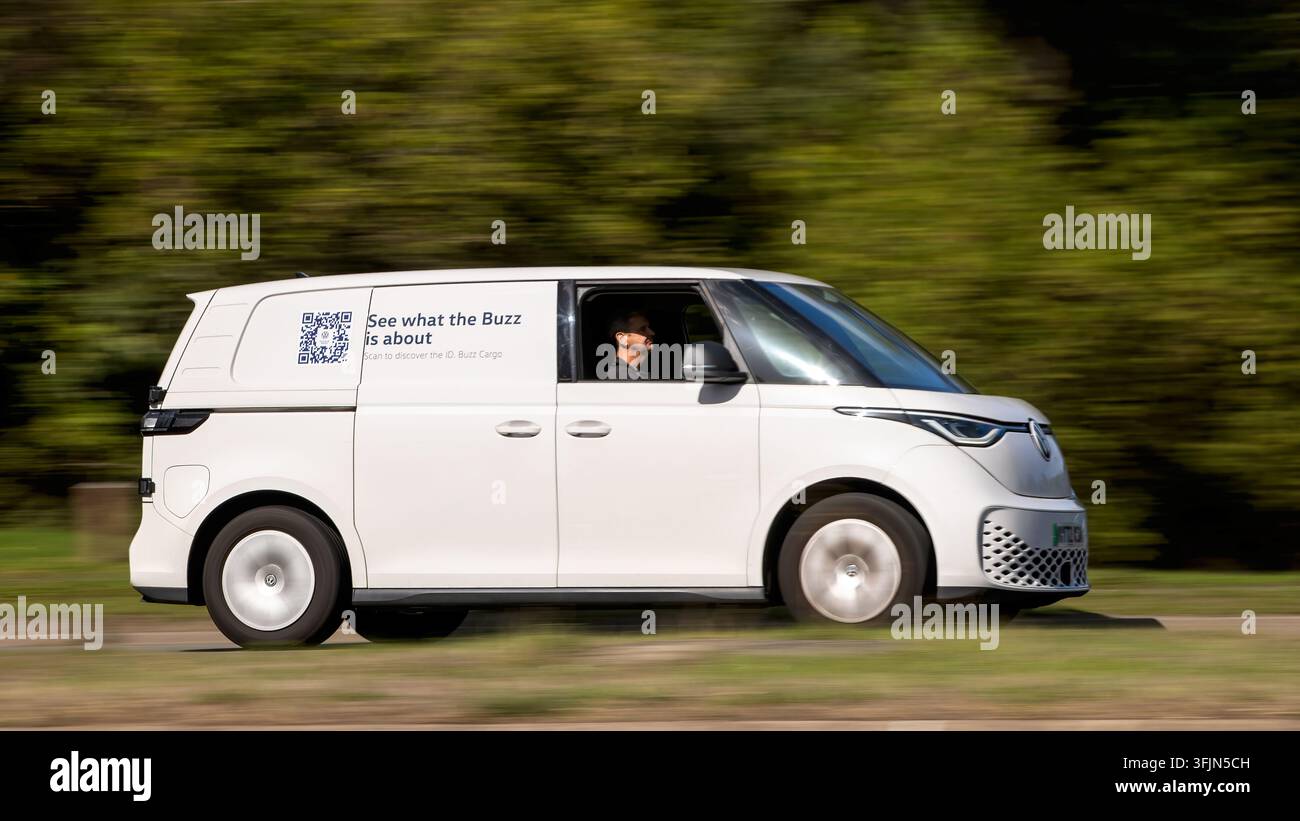 Milton Keynes; Regno Unito - 18 settembre 2026: furgone elettrico Volkswagen ID Buzz bianco del 2022 in corsa su una strada britannica Foto Stock