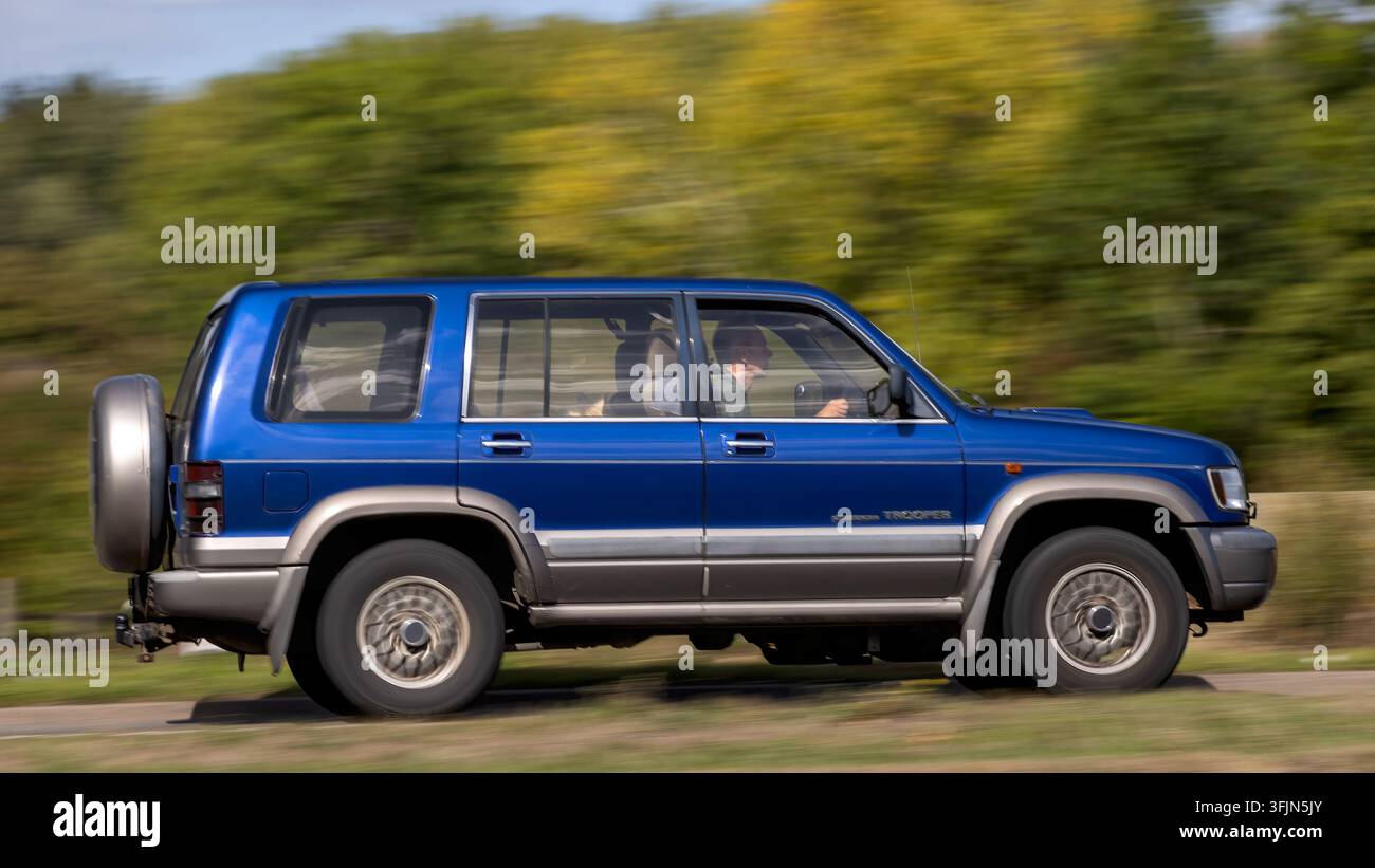 Milton Keynes; Regno Unito - 20 set. 2026: SUV Isuzu Trooper diesel blu del 2002 in corsa su una strada britannica Foto Stock