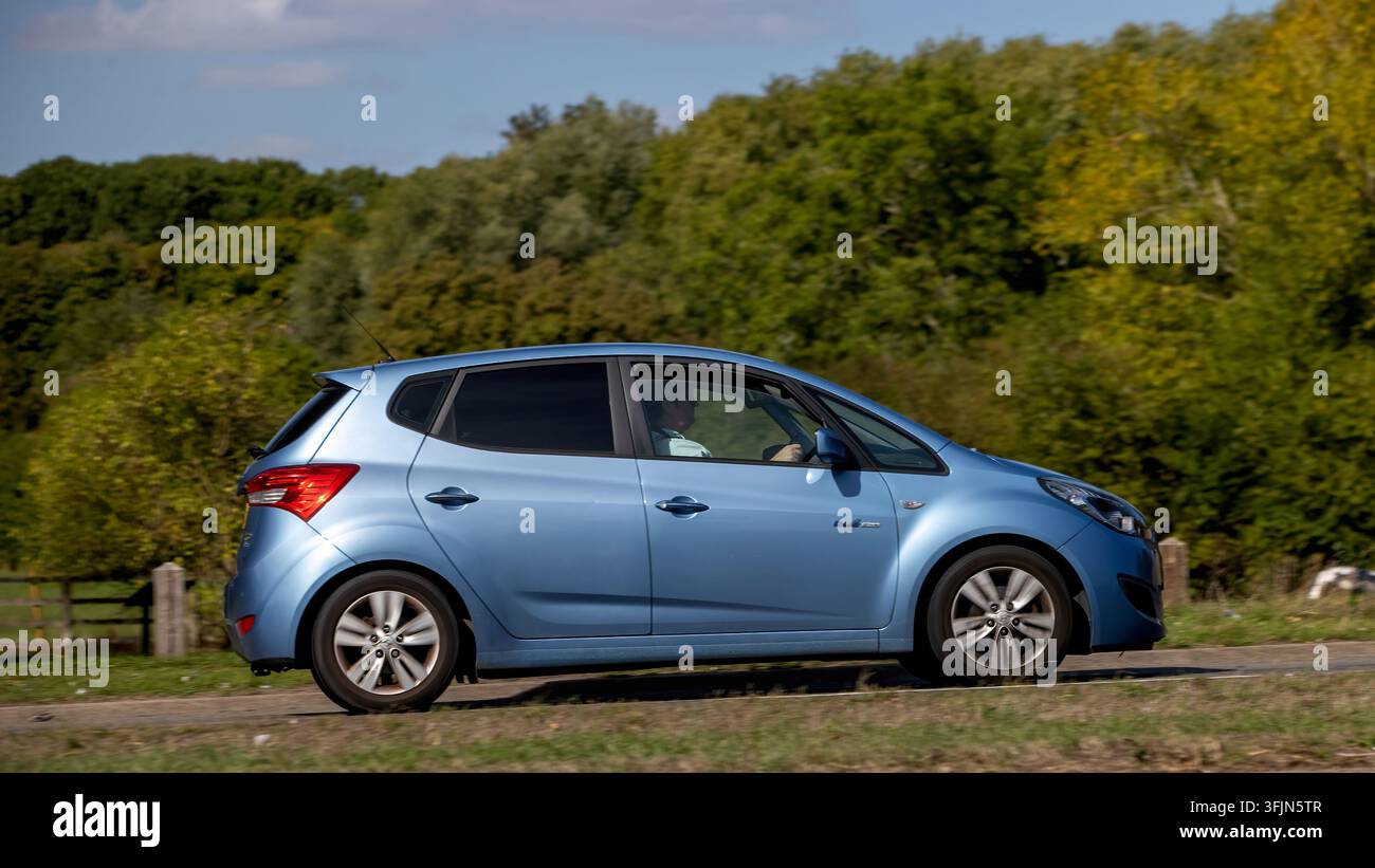 Milton Keynes; Regno Unito - 20 settembre 2026: Automobile hatchback diesel blu Hyundai Ix20 del 2013 in corsa su una strada britannica Foto Stock