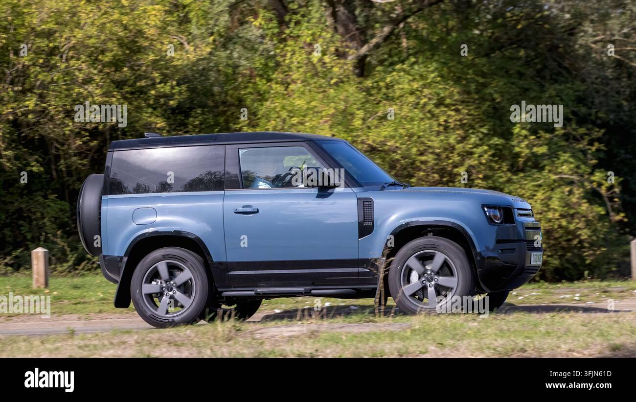 Milton Keynes; Regno Unito - 20 settembre 2026:  2026 Land Rover Defender blu in corsa su una strada britannica Foto Stock