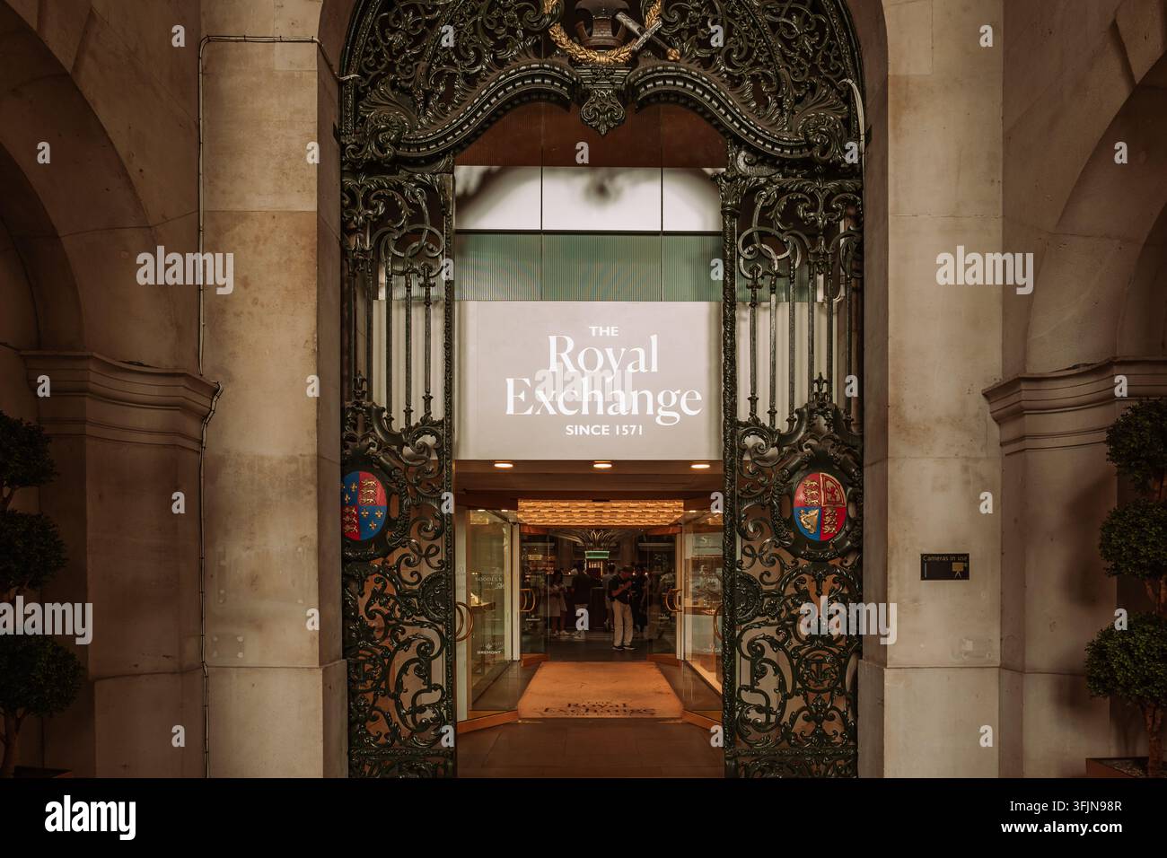 Londra, Inghilterra, Regno Unito, 15 agosto 2026. Scatto all’altezza degli occhi dell’ingresso principale della Royal Exchange a Londra, con intricate ferri battuti Foto Stock