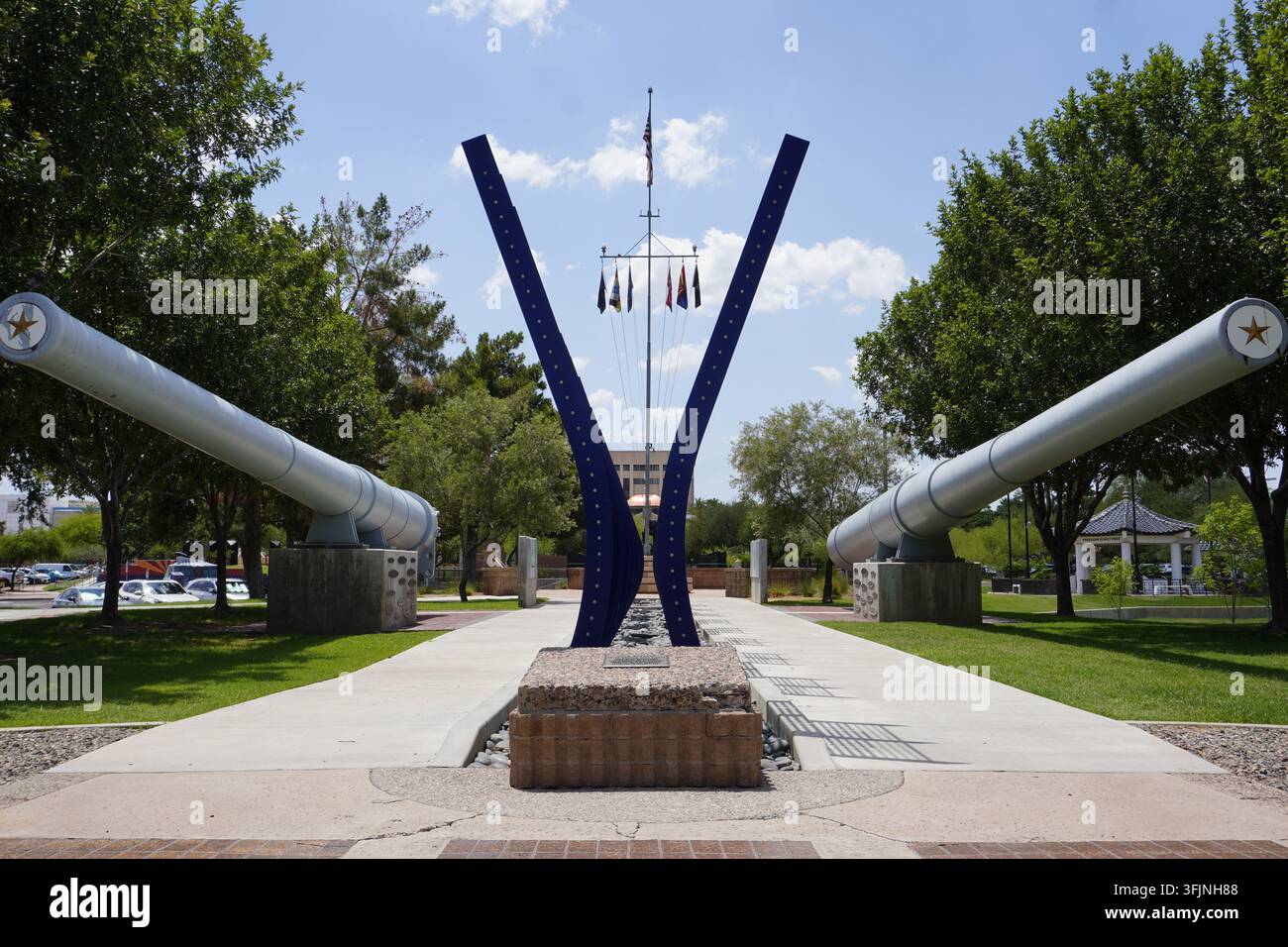 Il monumento commemorativo della Seconda Guerra Mondiale presso la Wesley Bolin Memorial Plaza, Phoenix, Arizona, con i cannoni dell'USS Arizona e dell'USS Missouri Foto Stock