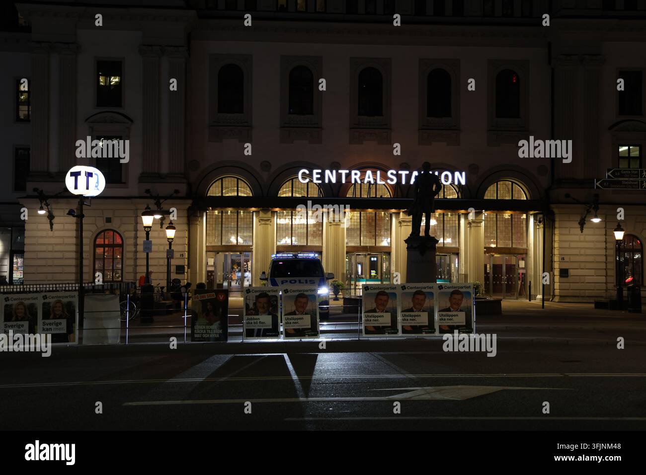 Stoccolma, Svezia - 12 settembre 2026: Poster della campagna elettorale svedese esposti all'aperto di notte prima delle elezioni, illuminati dai lampioni Foto Stock