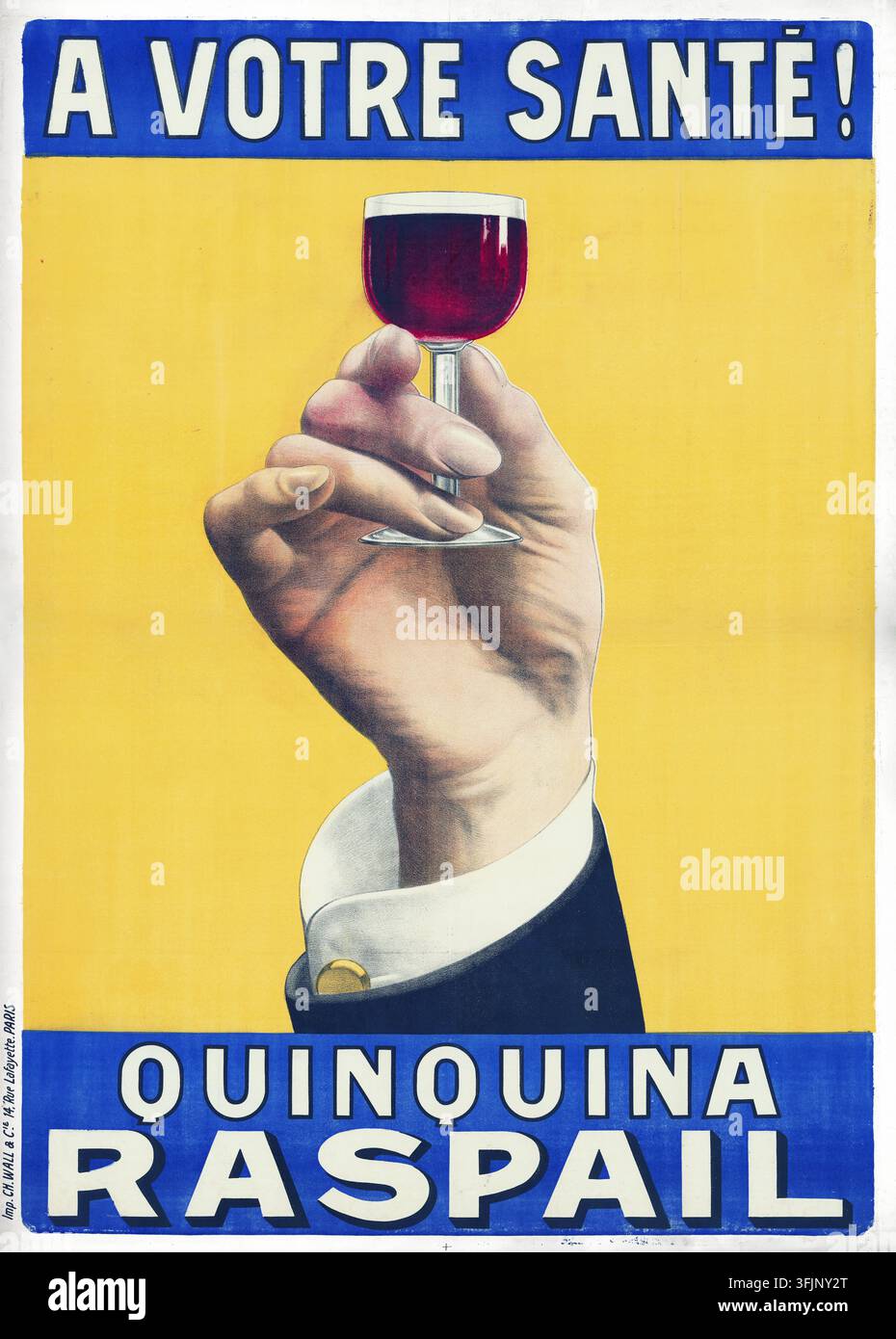 Un poster pubblicitario francese del 1906 per Quinquina Raspail, raffigurante una mano vestita con abiti formali che regge un bicchiere pieno di una bevanda rossa. Il testo "A VOTRE SANTÉ!" (Alla tua salute!) appare in alto, e "QUINQUINA RASPAIL" è ben visibile in basso su uno sfondo blu. Il poster è di un artista non identificato. Foto Stock