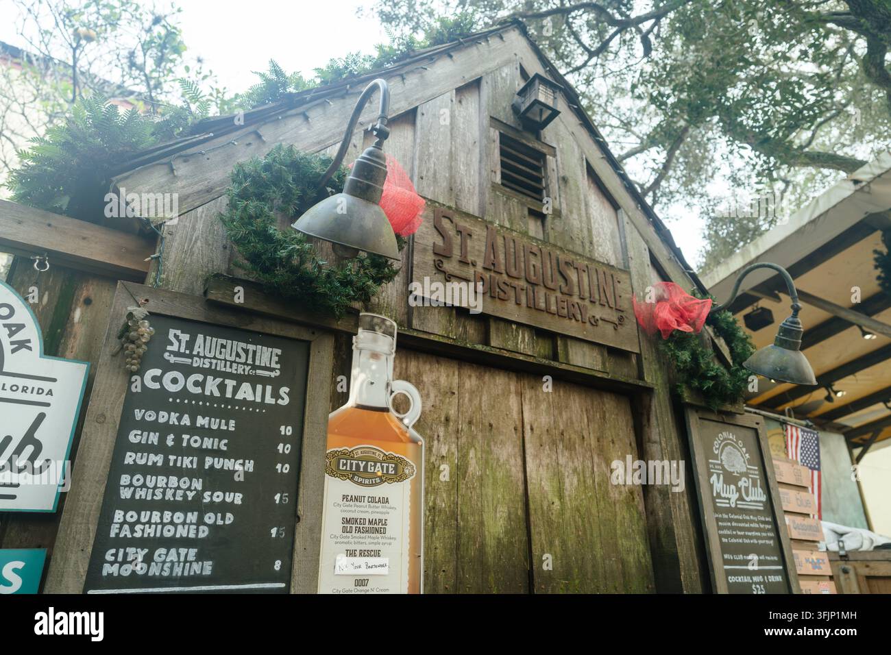 Vetrina rustica del negozio della distilleria di St. Augustine con insegne da cocktail Foto Stock