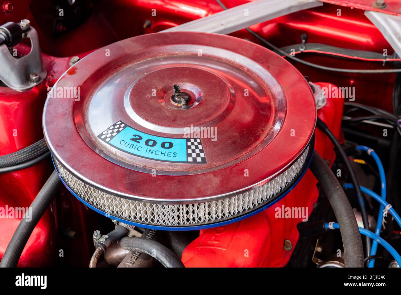 Dettaglio del motore di una Ford Mustang del 1966 parcheggiata a Skibbereen, West Cork, Irlanda. Foto Stock