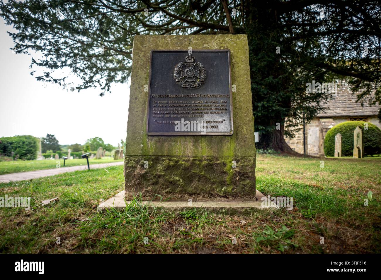 Cuckfield, 11 maggio 2026: Memoriale delle Post Office Rifles che andarono in guerra e non fecero mai ritorno alla Holy Trinity Church Foto Stock
