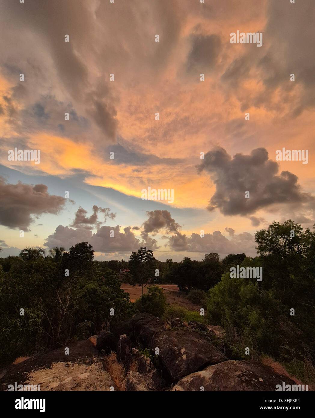 Tramonto sulla campagna di Konkal Paadhe, Majoor, Udupi, Karnataka, India Foto Stock