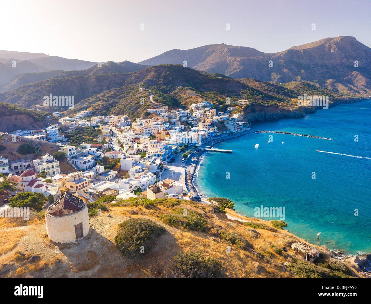 Vista del villaggio di Diafani con porta, Karpathos Island, Grecia Foto Stock