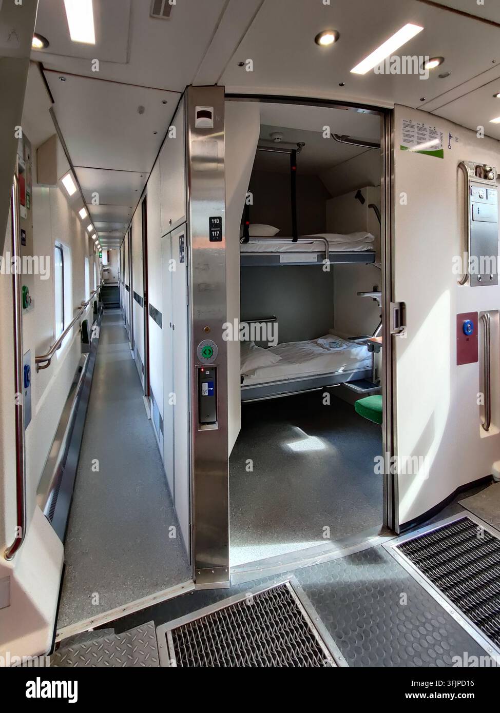 Vista interna di un treno a lunga distanza finlandese con un compartimento letto con letti superiori e inferiori e un corridoio stretto per i passeggeri Foto Stock