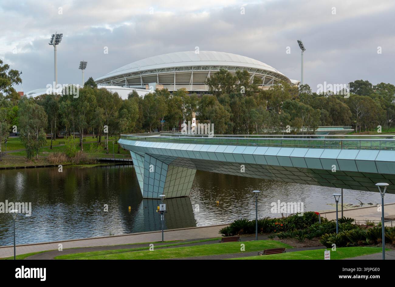 Stadio di Adelaide Oval con moderno ponte pedonale sul fiume Torrens, Adelaide, Australia Meridionale, 9 settembre 2026 Foto Stock