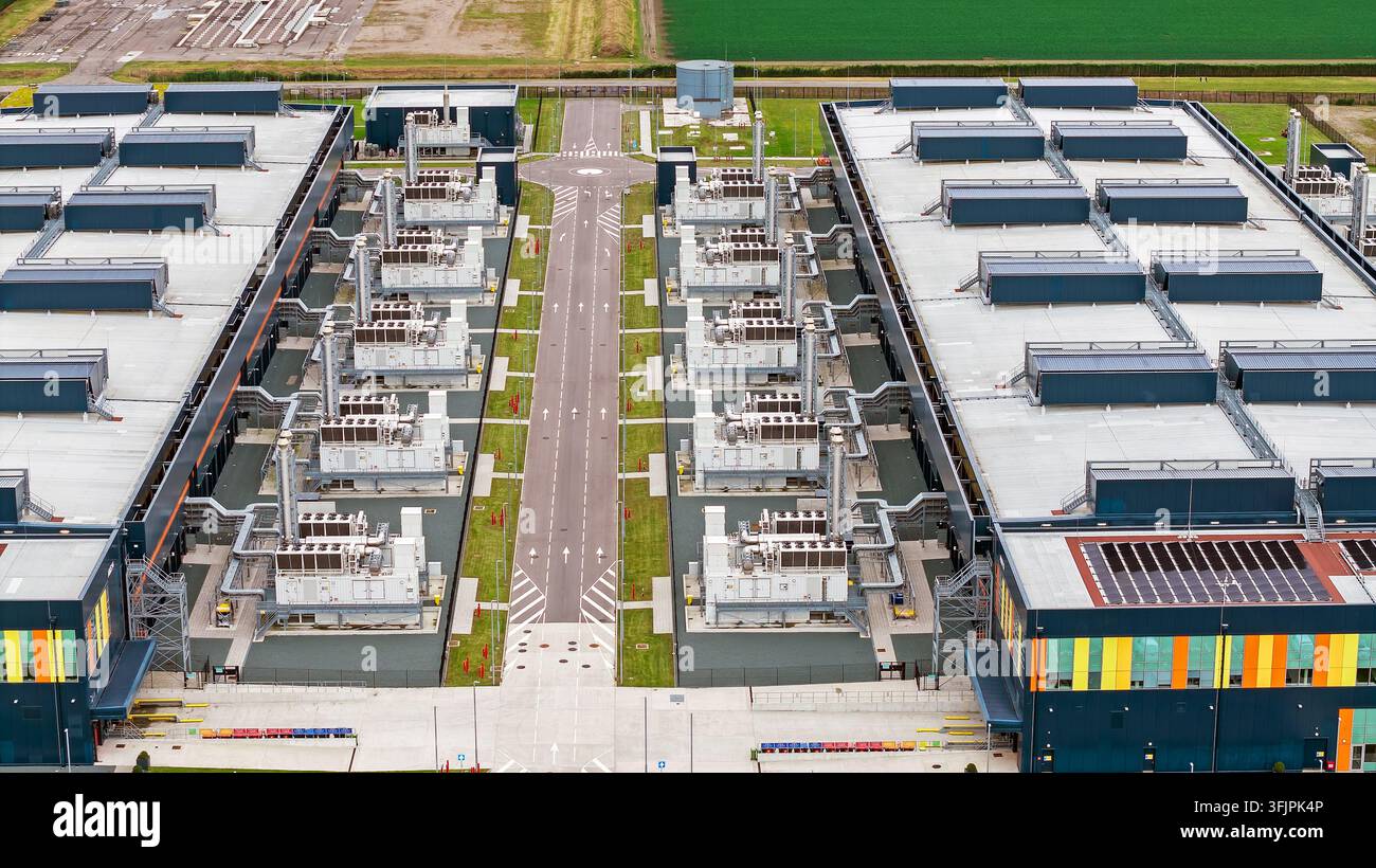 Vista aerea di un data center con grandi sistemi di raffreddamento nei Paesi Bassi Foto Stock