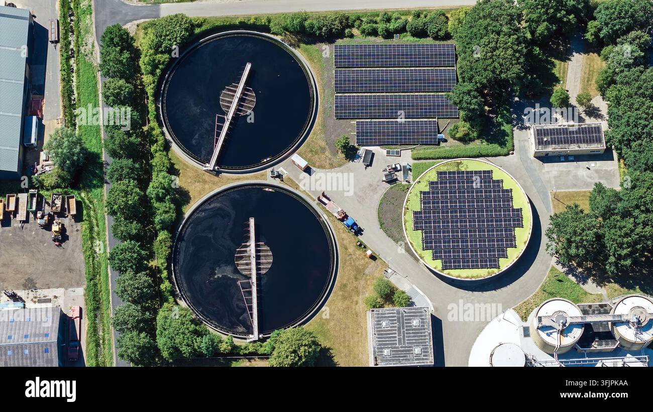 Veduta aerea dell'impianto di trattamento delle acque reflue con energia solare a Burgum, Paesi Bassi Foto Stock